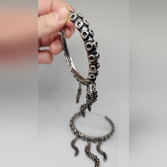 Plug hangers - Picture 2 of 3